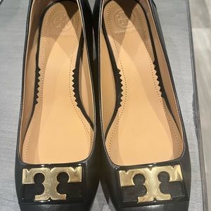 Tory Burch black and suede pumps